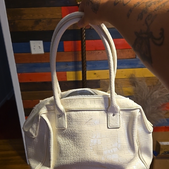 Paula Abdul White Crocodile-Embossed Handbag.   ✨️PRE OWNED✨️ - Picture 12 of 14